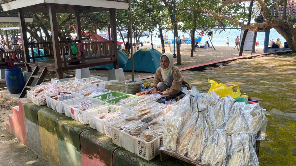 Sokiyem, Pedagang Ikan Asin Pulau Panjang: Bertahan di Tengah Sepinya Wisatawan 736dbba2 afcc 42a0 836d 54aaee7720df